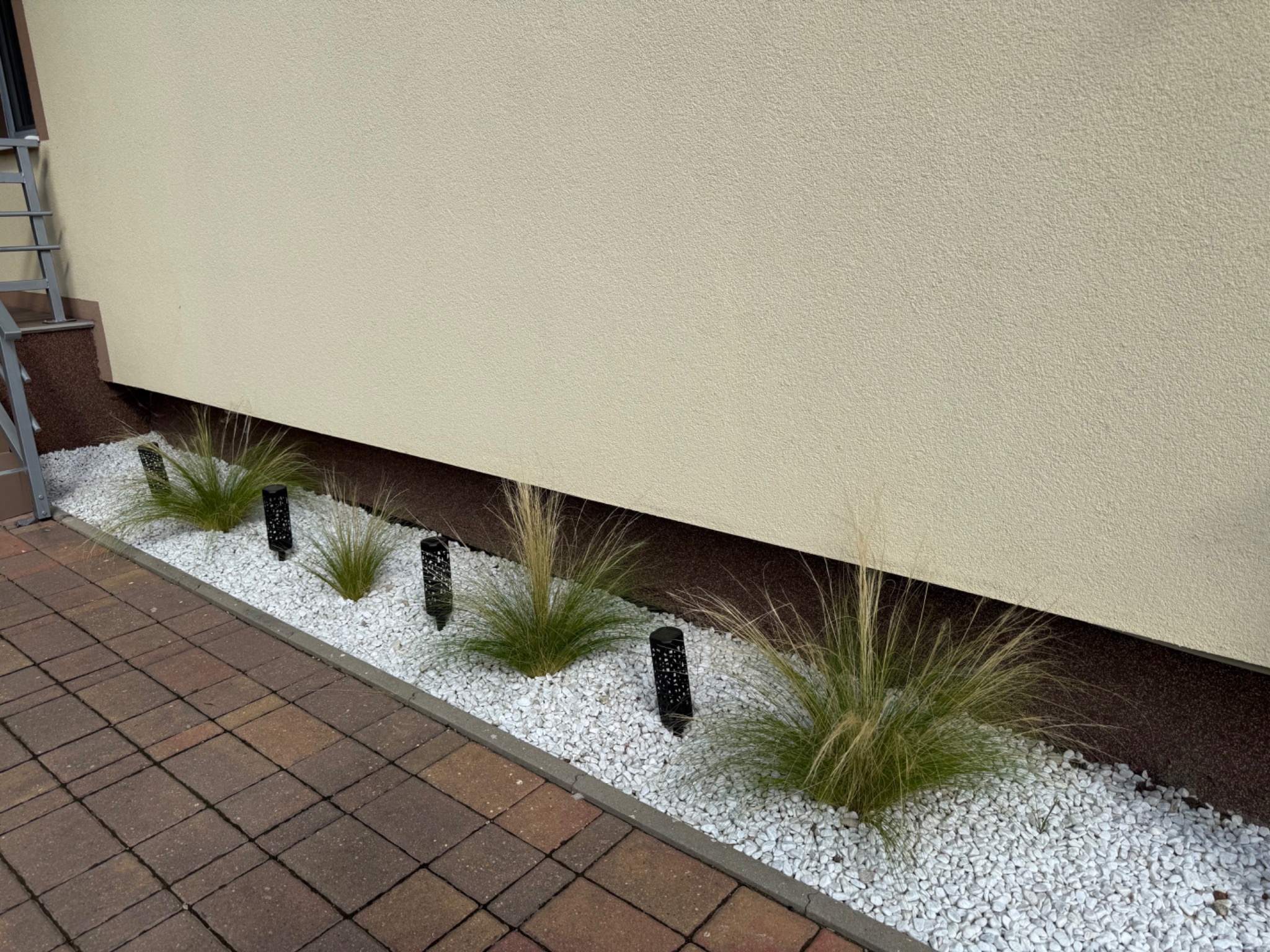 Úprava části zahrady s osázením trav a kamenů
